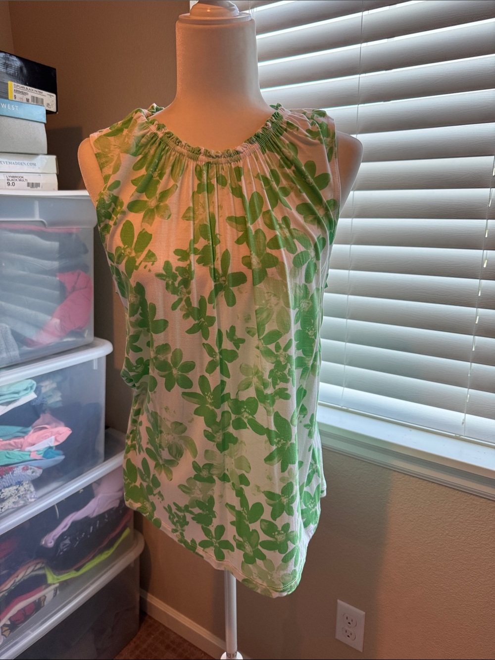 Simply Vera Vera Wang White Sleeveless Top with Green Floral Print